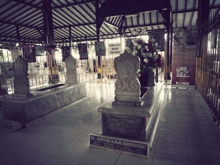 The Dusty Sneakers I Makam Kartini I 4